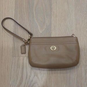 Coach Women's Tan Beige Turnlock Wristlet 2000s